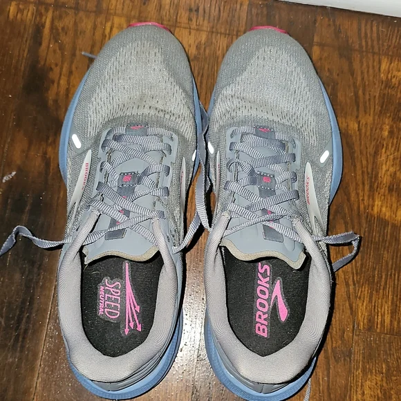 Brooks Women's Gray & Pink Running Shoes - Picture 8 of 10